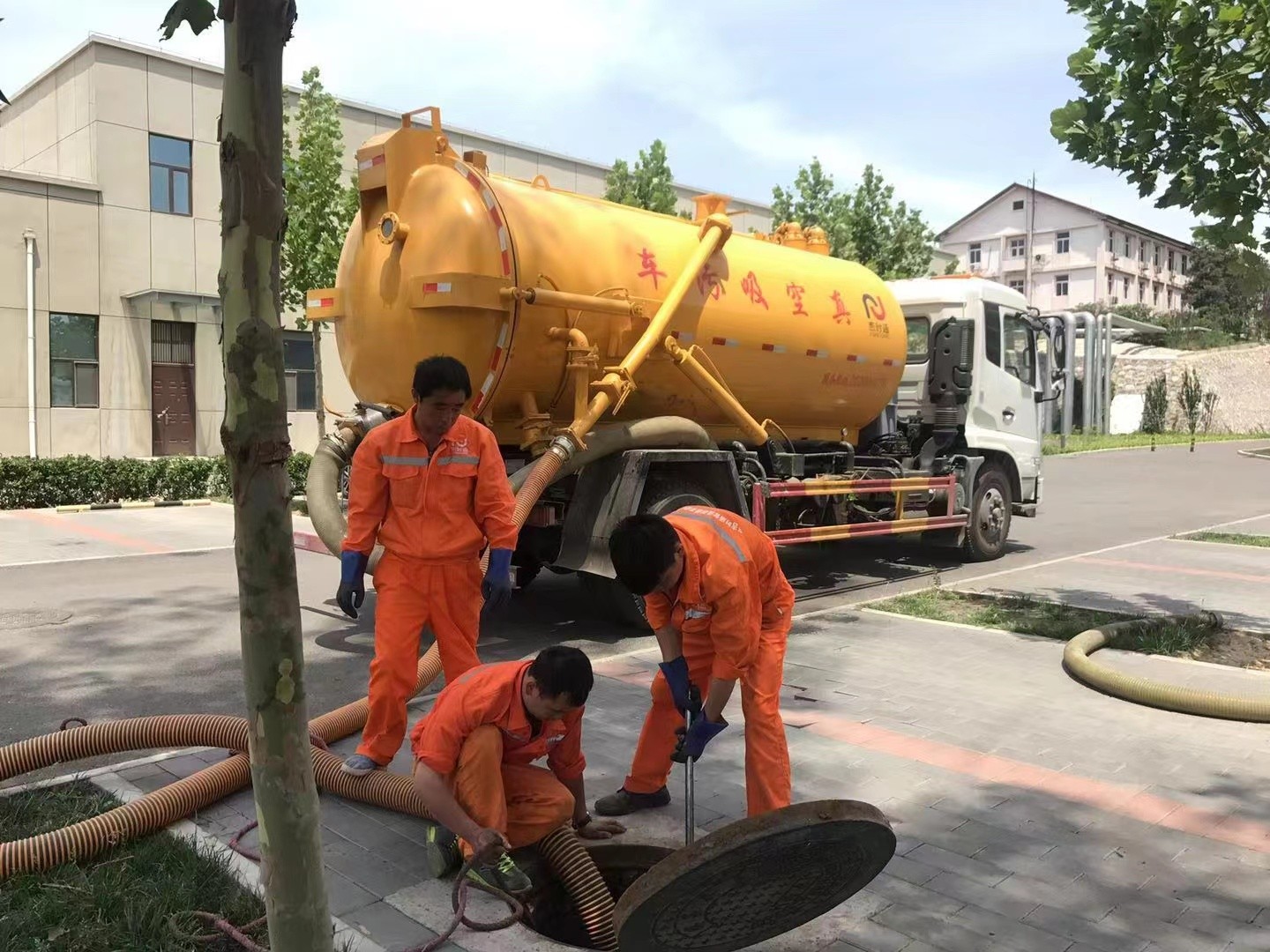 老城镇管道疏通车停在窨井附近