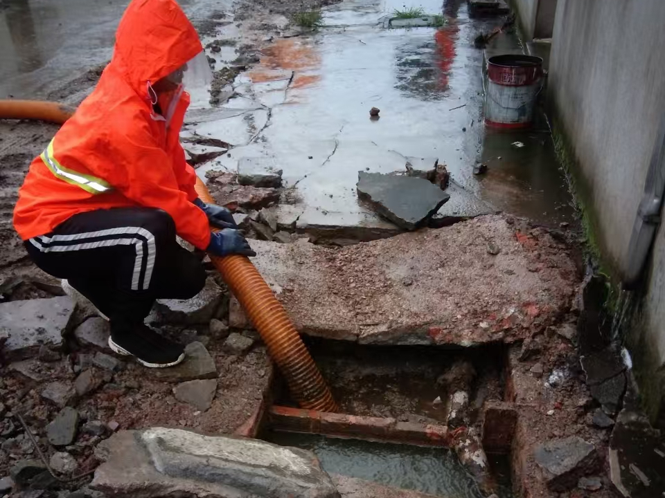 老城镇专业清理污水池 炜誉市政以规范流程守护城市 “肠道”