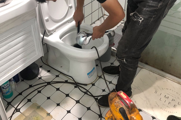 老城镇马桶堵塞自己疏通还是找师傅？专业上门服务让你省时更省心